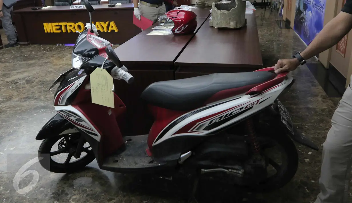 Barang bukti berupa motor diperlihatkan dalam jumpa pers di Mapolda Metro Jaya Jakarta, Sabtu (10/10). Polda Metro Jaya menetapkan Agus alias A sebagai tersangka pembunuhan bocah yang ditemukan tewas didalam kardus di Kalideres.(Liputan6.com/Angga Yuniar)
