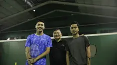 Pelatih tunggal putra Indonesia, Hendry Saputra, bersama Jonatan Christie dan Anthony Ginting foto bersama usai latihan di Pelatnas PBSI Cipayung, Jakarta, Selasa (9/7). Latihan ini persiapan jelang Indonesia Open 2019. (Bola.com/Vitalis Yogi Trisna)