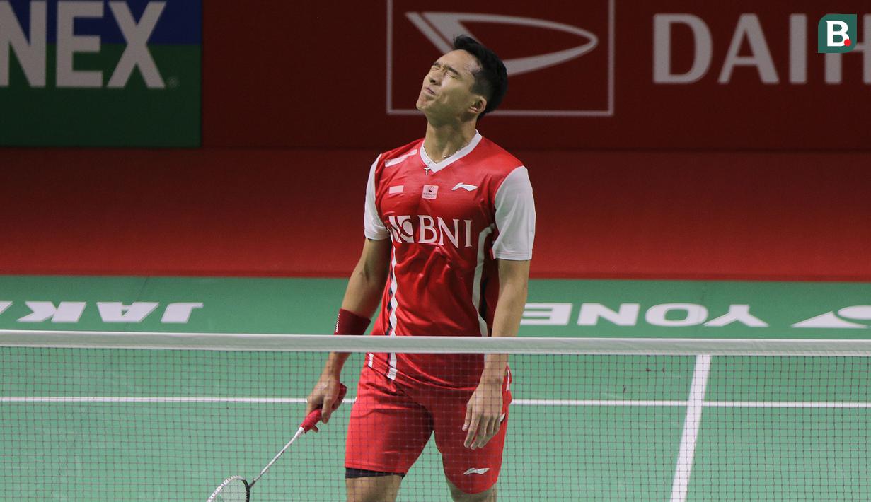 Tiga wakil Indonesia yang tumbang adalah Jonatan Christie yang kalah dari wakil Cina, Zhao Jun Peng dengan rubber game 21-10, 14-21 dan 11-21. Sementara dua wakil lainnya, Tommy Sugiarto disingkirkan pebulu tangkis Hong Kong, Lee Cheuk yiu dan Shesar Hiren Rustavito harus mengakui keunggulan peringkat satu BWF sekaligus unggulan pertama, Viktor Axelsen dari Denmark. (Bola.com/Ikhwan Yanuar)