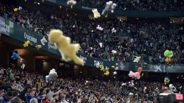 Foto: Indahnya Berbagi, Hujan Boneka Teddy Bear di Laga Real Betis Kontra Real Sociedad di Pekan ke-17 Liga Spanyol
