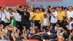 Ketum Partai Nasdem, Surya Paloh berorasi di panggung parade kebudayaan 'Aksi Kita Indonesia' di Bundaran HI, Jakarta, Minggu (4/12). Acara ini diisi dengan parade budaya Indonesia dan orasi tokoh politik nasoional Indonesia. (Liputan6.com/Fery Pradolo)