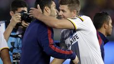 Steven Gerrard dan Luis Suarez dua eks Liverpool, tampak akrab dan saling bercanda sebelum laga di International Champions Cup 2015