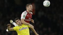Pemain Arsenal, Mathieu Debuchy menghalau bola dari jangkauan pemain Norwich City, Nelson Oliveira pada laga Piala Liga Inggris di Emirates Stadium, London, (24/10/2017). Arsenal menang 2-1. (AP/Alastair Grant)