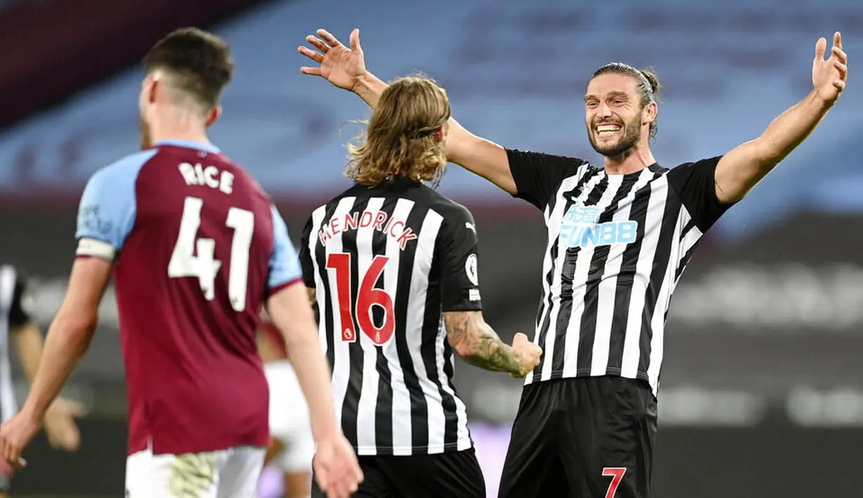 Pemain Newcastle United, Jeff Hendrick dan Andy Carroll merayakan gol yang dicetak ke gawang West Ham United pada laga Premier League di Stadion London, Minggu (13/9/2020). Newcastle United menang dengan skor 2-0. (Michael Regan/Pool via AP)