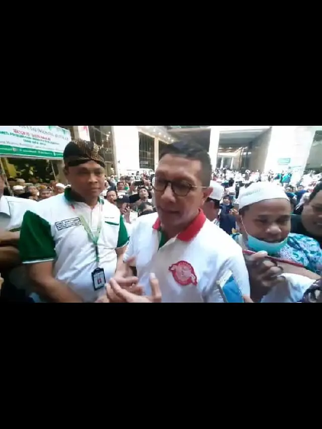 Jemaah haji dan Menteri Agama Lukman Hakim Syaifuddin melakukan senam ngapak di Makkah/ Hani/MCH