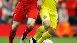 Gelandang Liverpool, James Milner (kiri) berusaha merebut bola yang dibawa bek Villarreal, Jaume Costa pada leg kedua liga Europa di stadion Anfield, Liverpool, Inggris, (5/6). Liverpool menang atas Villarreal dengan skor 3-0. (Reuters/Lee Smith)
