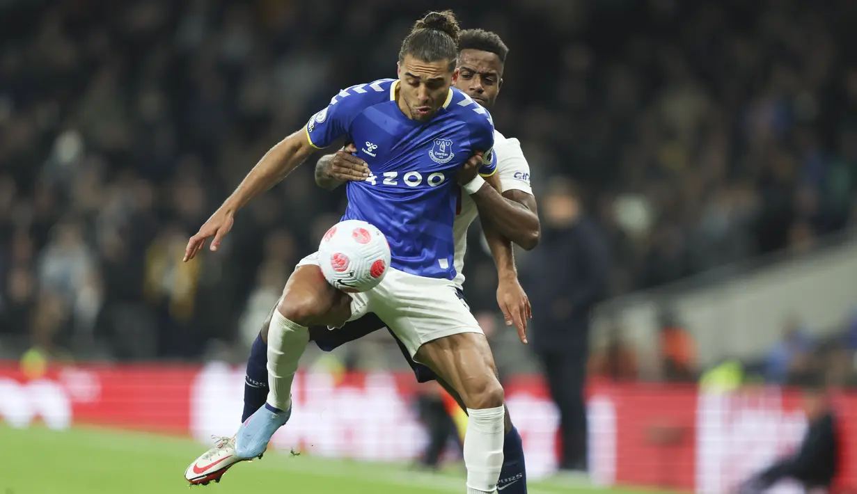 Gelandang Tottenham Hotspur Ryan Sessegnon berebut bola dengan penyerang Everton Dominic Calvert-Lewin pada pekan ke-28 Liga Inggris 2021-2022 di Tottenham Hotspur Stadium, Selasa (8/3/2022) dini hari WIB. Tottenham Hotspur tanpa ampun menghajar Everton lima gol tanpa balas. (AP Photo/Ian Walton)