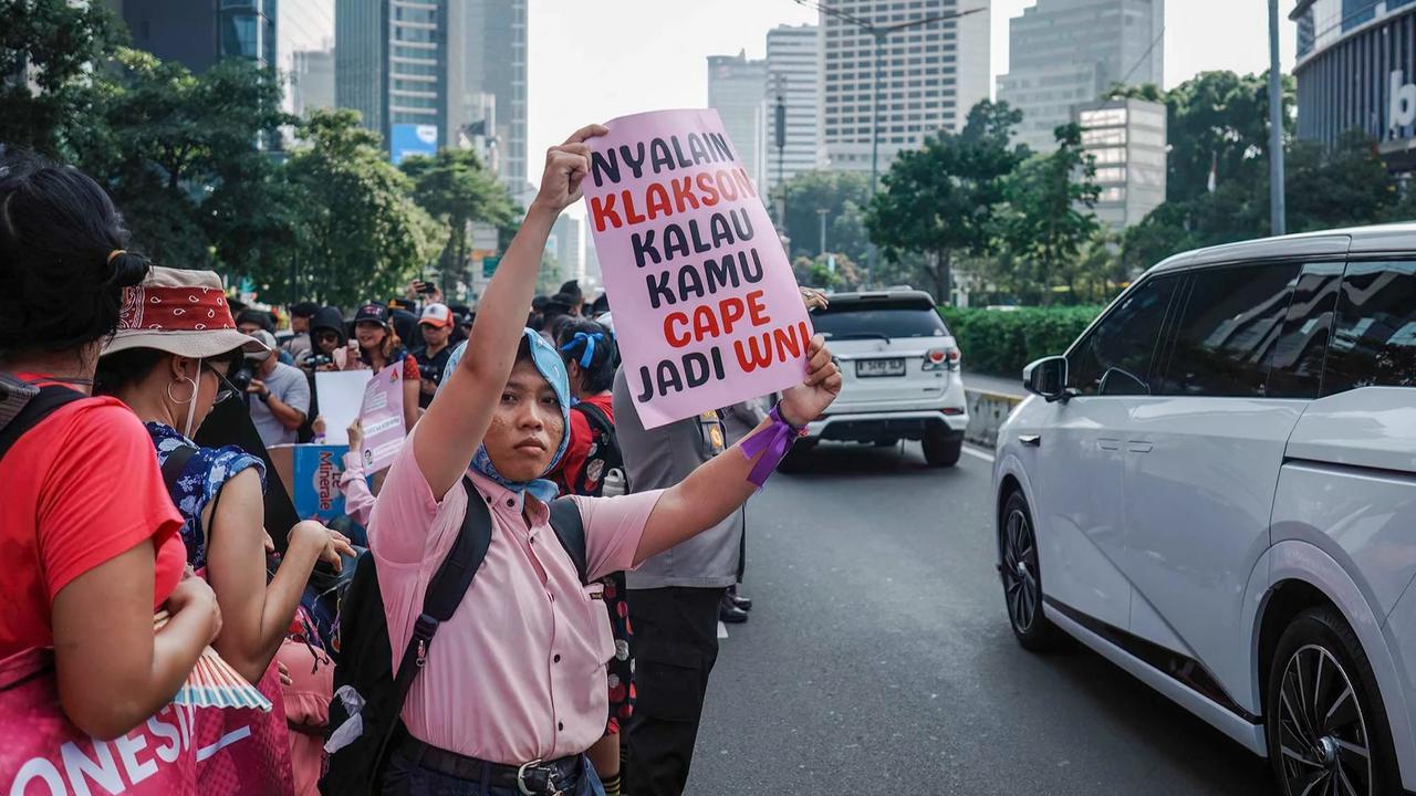 FOTO: Aliansi Perempuan Indonesia Gelar Aksi di Dukuh Atas