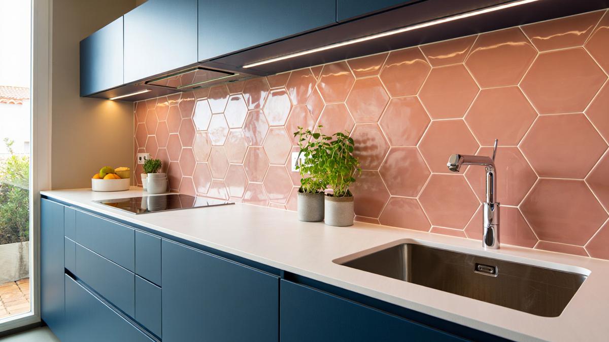18 Model Ubin Backsplash Dapur yang Bikin Dapur Terlihat Mewah