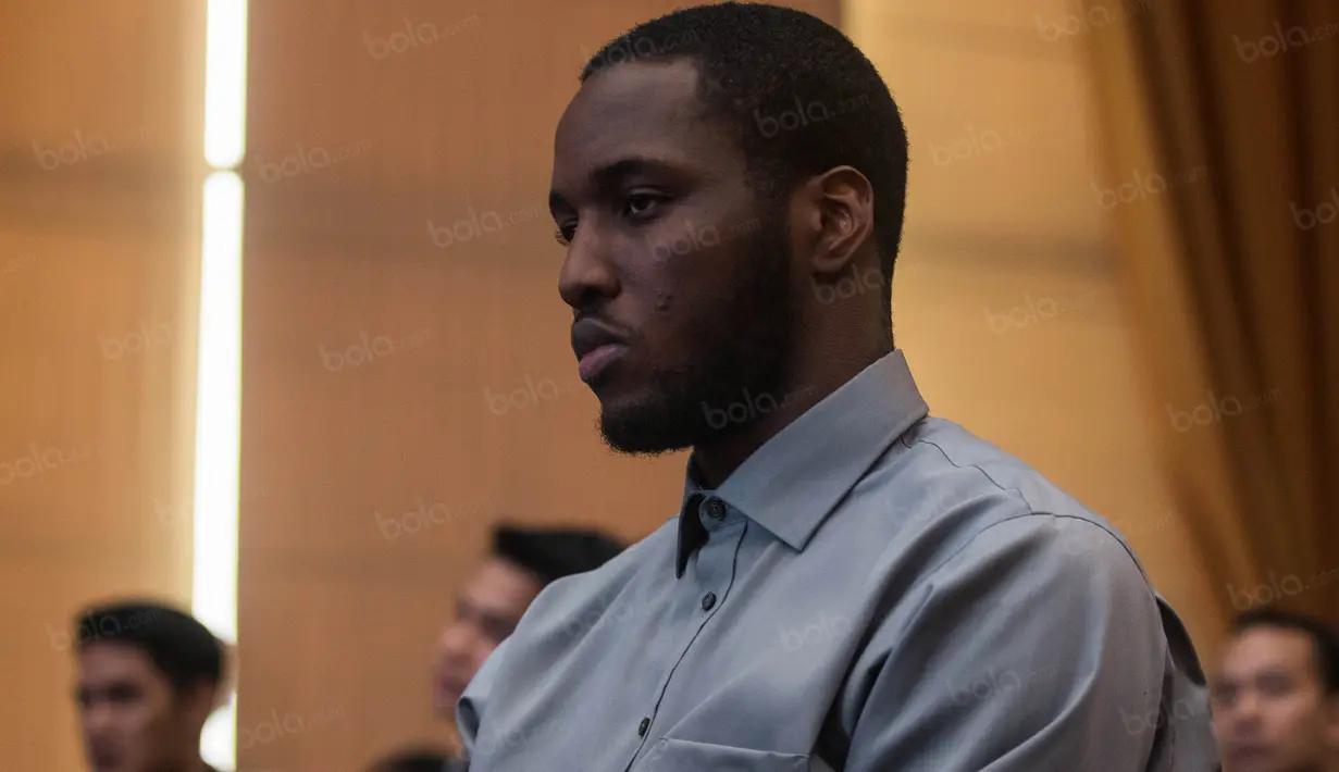 Pebasket asing Satria Muda Pertamina, Carlos Charles Smith, saat menghadiri jumpa pers di Ballroom Pertamina, Jakarta, Rabu (11/1/2017). SM juga akan diperkuat oleh dua bintang asing saat menghadapi musim 2017. (Bola.com/Vitalis Yogi Trisna)