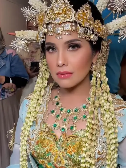 Busananya hadir dalam palet warna biru muda, berpadu dengan bordiran hijau-keemasan.  [@barry_irawan].