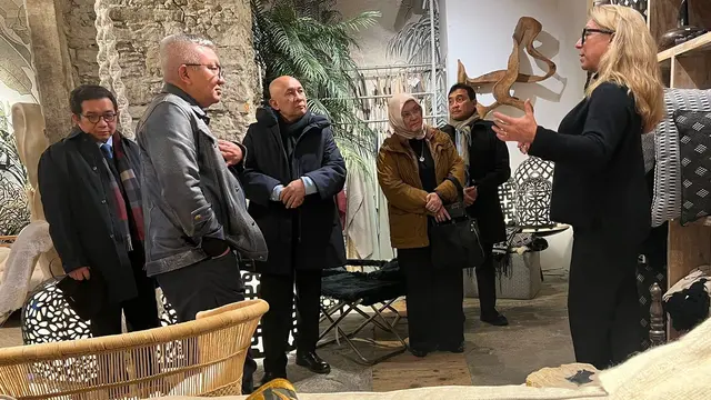 Menteri Koperasi dan UKM Teten Masduki bersama Duta Besar RI untuk Swiss dan Liechtenstein Muliaman D. Hadad meresmikan Indonesia Trading House di Aargau, Swiss, Selasa (24/1/2023).