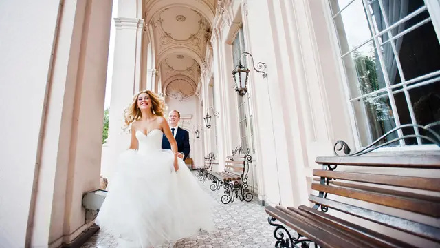 Ilustrasi Gaun Pengantin Karya Desainer Terkenal via Shutterstock.com