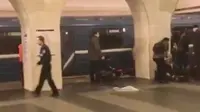 Kondisi stasiun bawah tanah, Metro Sennaya Ploshchad di St Petersburg usai terjadi ledakan bom, Rusia, Senin (3/4). Pihak berwenang masih melakukan penyelidikan atas ledakan yang terjadi. (AP Photo)