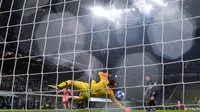 Samir Handanovic ketika gawangnya dibobol Malcom. (AFP/Javier Soriano)