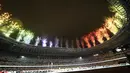 Kembang api meledak setelah para atlet memasuki stadion saat upacara pembukaan Paralimpiade Tokyo 2020 di Olympic Stadium, Selasa (24/8/2021) Bendera Afghanistan dikibarkan dalam defile tanpa kehadiran satu pun atletnya menyusul kondisi negaranya pasca dikuasai oleh Taliban (AP Photo/Shuji Kajiyama)