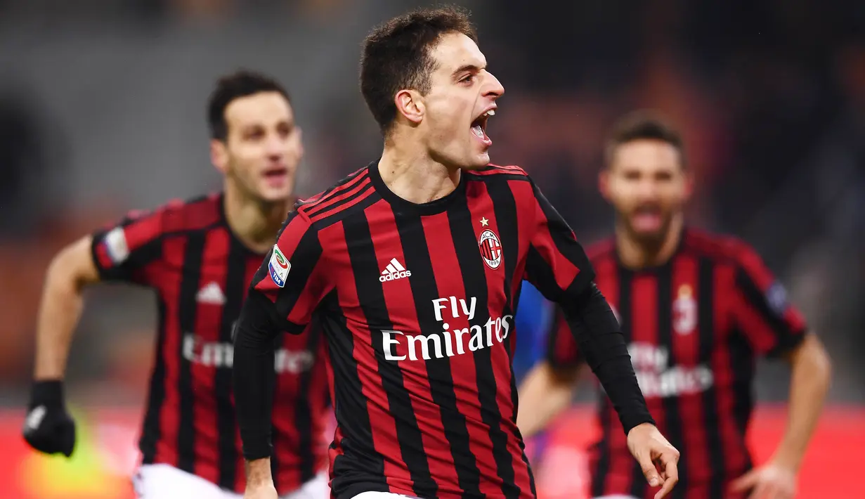 Gelandang AC Milan, Giacomo Bonaventura, melakukan selebrasi usai mencetak gol ke gawang Bologna pada laga Serie A di Stadion San Siro, Senin (11/12/2017). AC Milan menang 2-1 atas Bologna. (AFP/Marco Bertorello)