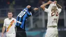 Pemain Inter Milan Lautaro Martinez (kiri) bertukar kaus dengan pemain AS Roma Gianluca Mancini usai pertandingan Serie A di Stadion San Siro, Milan, Italia, Jumat (6/12/2019). Inter Milan masih memuncaki klasemen sementara Serie A usai ditahan imbang AS Roma 0-0. (AP Photo/Luca Bruno)