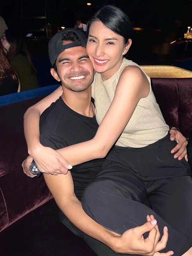 Tampil Mesra, 6 Artis Ini Pacaran dengan Pria yang Lebih Muda