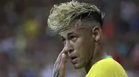 Inilah sederet meme kocak gaya rambut Neymar yang sama menghebohkannya seperti demam Piala Dunia 2018. (Foto: AP/Themba Hadebe)
