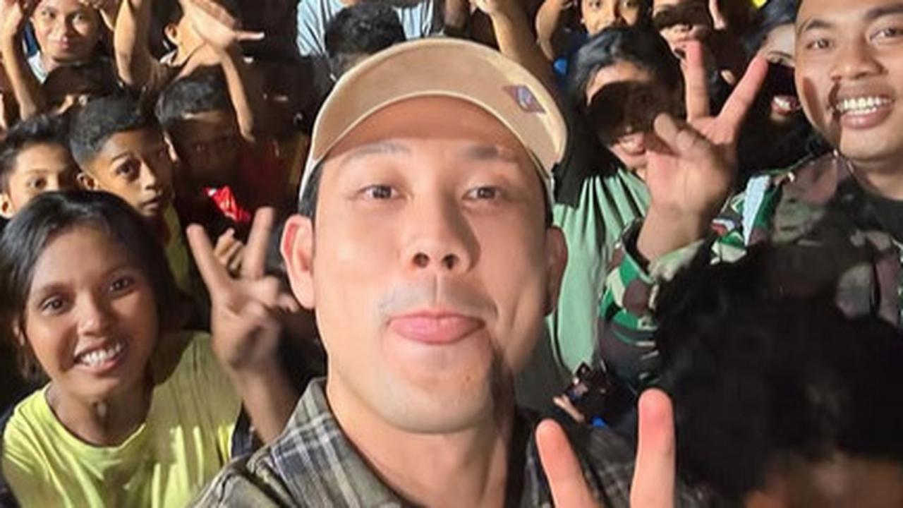 Potret Denny Sumargo Serahkan Donasi Agus Salim Rp1,7 Miliar ke NTT, Mengharukan & Disebut Sampai ke Tangan yang Tepat
