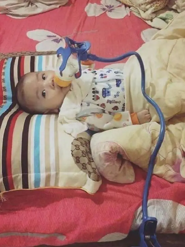 7 Potret Kocak Orangtua Beri Dot Kepada Bayi Ini Bikin Geleng Kepala