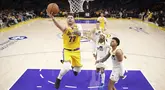 Los Angeles Lakers, Wound Doncic, terletak di pertandingan NBA melawan Utah Jazz di Crypto.com Arena, Los Angeles, California pada hari Selasa (11/02/2025) WIB. (Foto AP/Mark J. Terrill)