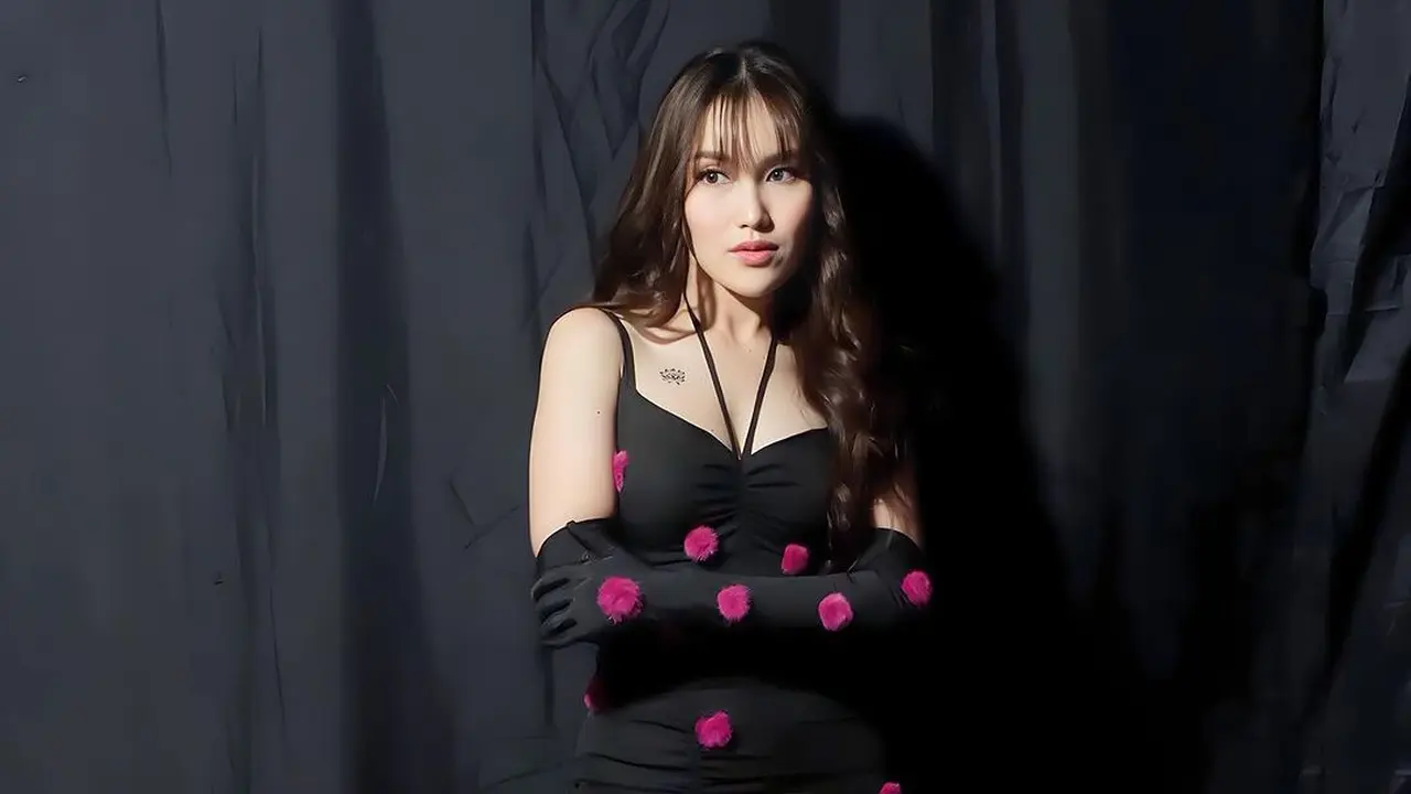 7 Potret Ayu Ting Ting Pamer Tato Dekat Bahu, Disebut Bak Anak ABG