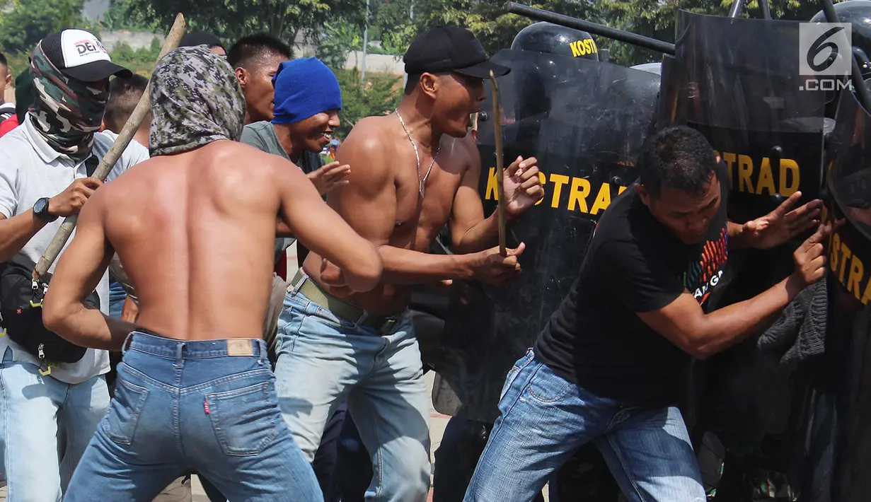 Pengunjuk rasa bentrok dengan petugas gabungan saat simulasi pengamanan Pemilu 2019 di kawasan ICE BSD, Tangsel, Banten, Jumat (8/2). Kegiatan ini dalam rangka mengantisipasi gangguan keamanan selama pelaksanaan Pemilu 2019. (Merdeka.com/Arie Basuki)