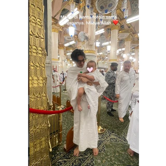 6 Momen Rey Mbayang Ajak Anak ke Makam Rasulullah SAW, Banjir Pujian