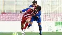 Gerard Pique saat mencoba tahan Joao Felix (AFP)