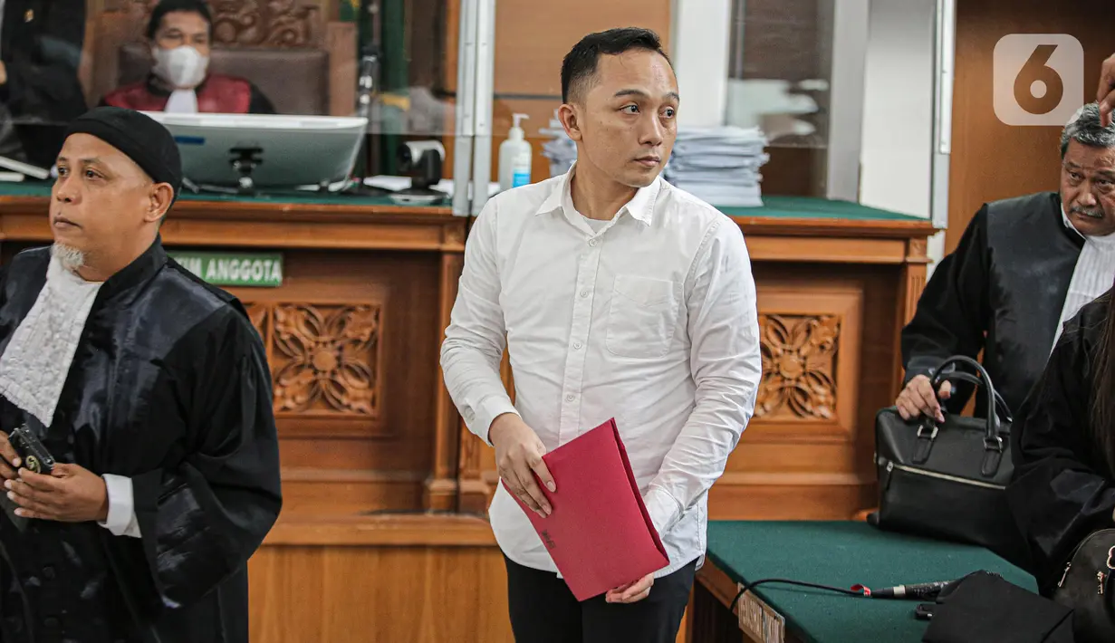 Ricky Rizal usai sidang lanjutan kasus pembunuhan berencana Brigadir Yosua di PN Jakarta Selatan, Jakarta, Selasa (24/1/2023). Sidang tersebut beragenda pembacaan nota pembelaan atau pledoi dari terdakwa. (Liputan6.com/Faizal Fanani)