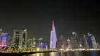 Sebagai tuan rumah Piala Dunia 2022, Qatar memiliki ragam pilihan destinasi wisata untuk memanjakan para pengunjung selama penyelenggaraan pesta sepak bola dunia empat tahunan tersebut. Salah satu destinasi tersebut adalah Corniche, sebuah kawasan area umum untuk pejalan kaki yang berada di tepi laut. Bola.com pun berkesempatan menikmati susana malam di kawasan Corniche di sela-sela meliput perhelatan akbar Piala Dunia 2022. Penasaran? Berikut suasananya dan selamat menikmati. (Bola.com/Ade Yusuf Satria)