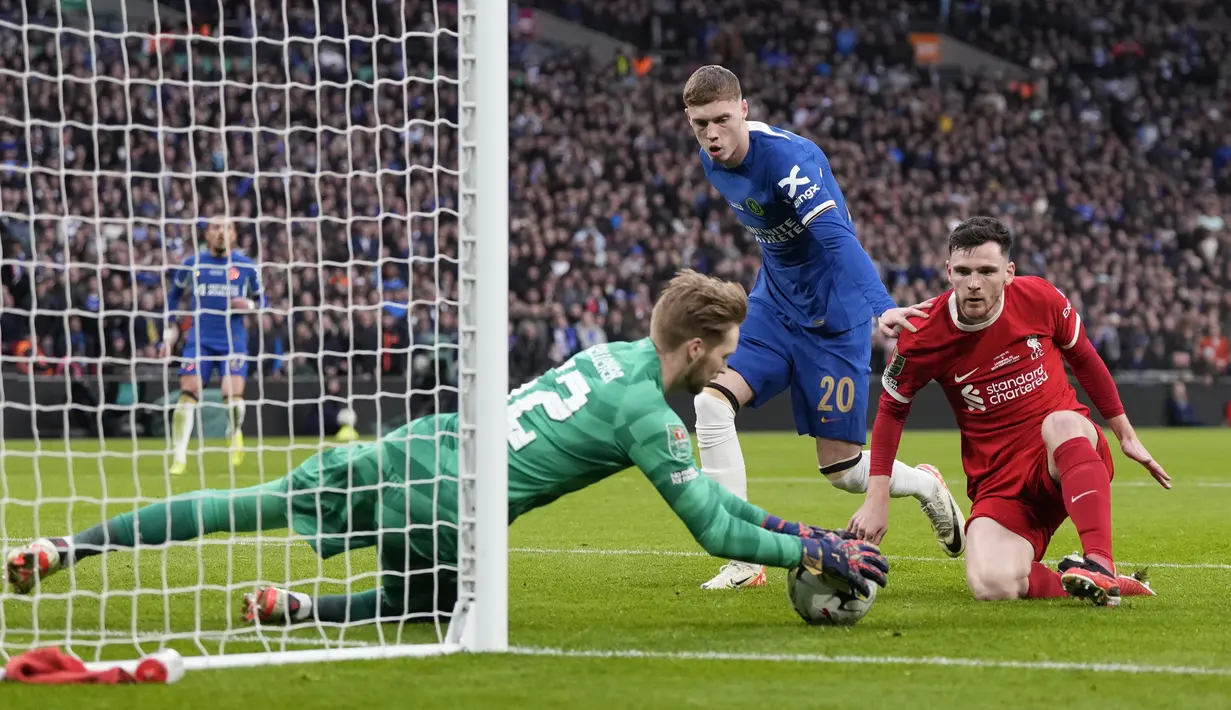 Kiper Liverpool, Caoimhin Kelleher, menangkap bola tendangan pemain Chelsea, Cole Palmer, pada laga final Carabao Cup 2023/2024 di Stadion Wembley, Minggu (25/2/2024). (AP Photo/Alastair Grant)