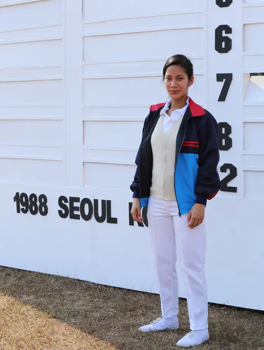 Tara Basro harus rela berpanas-panasan saat syuting dan mengubah penampilan seperti wanita di tahun 80-an. (Galih W. Satria/Bintang.com)