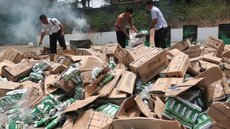 20151029-Puluhan Ribu Lampu Tak Ber-SNI Dimusnahkan Kemendag-Jakarta