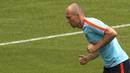 Salah satu pemain andalan Belanda, Arjen Robben, saat mengikuti sesi latihan bersama timnya di Stade de France stadium, Saint Denis, (30/8/2017). Belanda akan melawan Prancis pada kualifikasi grup A Piala Dunia 2018. (AP/Christophe Ena)