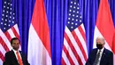 Presiden AS Joe Biden (kanan) berbicara dengan Presiden Indonesia Joko Widodo atau Jokowi dalam pertemuan bilateral pada KTT Iklim PBB COP26 di Glasgow, Skotlandia, Senin (1/11/2021). Jokowi dan Joe Biden membahas sejumlah penguatan kerja sama Indonesia-Amerika Serikat. (Brendan Smialowski / AFP)