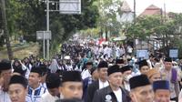 Ribuan masyarakat Kota Tangerang, Banten mengikuti kirab dalam rangka peringatan Hari Santri Nasional 2022. (Liputan6.com/Pramita Tristiawati)