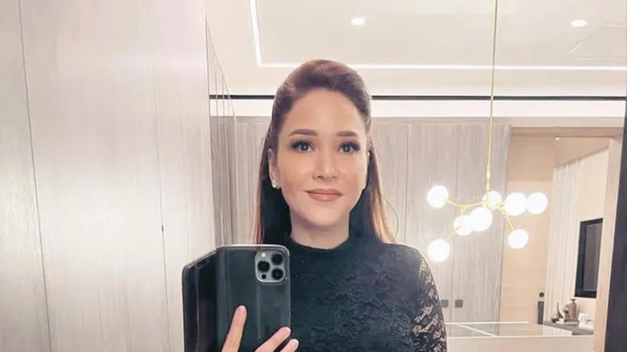 8 Gaya Dress Brokat Hitam Maia Estianty, Modelnya Elegan dan Anggun