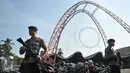 Polisi bersenjata lengkap berjaga usai mengikuti apel persiapan pengamanan KLB PSSI di dalam kawasan Ancol, Jakarta, Rabu (3/8). Pihak kepolisian berencana melakukan filterisasi dan pengamanan massa di seluruh 6 pintu masuk. (Liputan6.com/Gempur M Surya)
