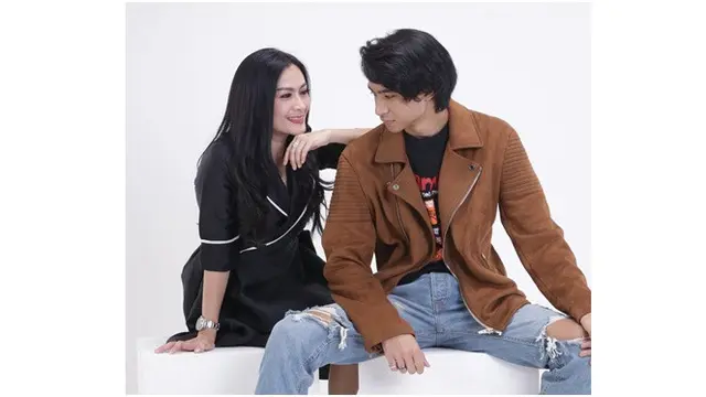 Potret Beda Penampilan Iis Dahlia