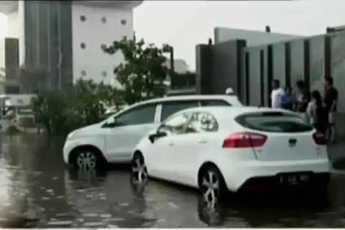 Banjir Pantai Mutiara Merendam Mobil hingga Final News Presenter