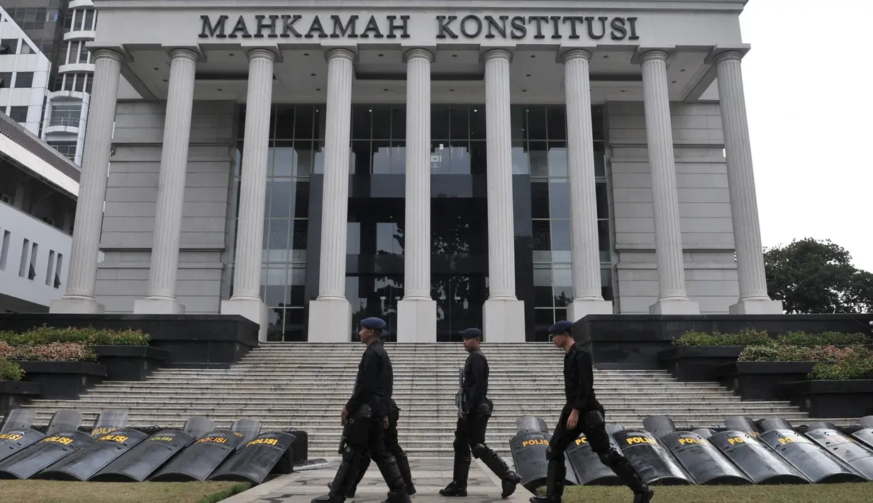 Personel kepolisian saat berjaga di depan Gedung Mahkamah Konstitusi (MK), Jakarta, Rabu (26/6/2019). Penjagaan di sekitar Gedung MK guna mengantisipasi hal yang tidak diinginkan jelang sidang putusan kasus sengketa Pilpres 2019. (merdeka.com/Iqbal S. Nugroho)