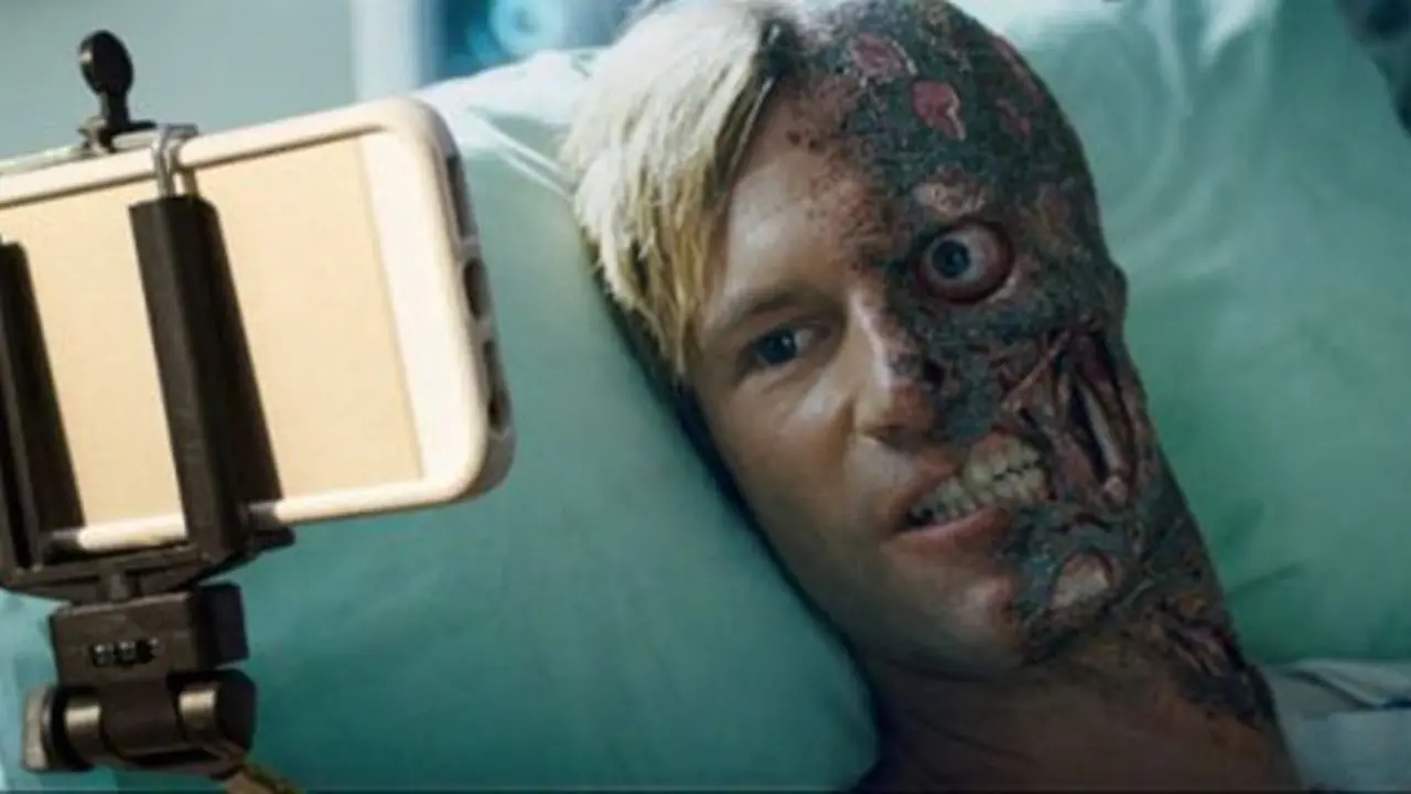 10 Adegan Selfie Paling Menegangkan yang Ada di Film Hollywodod! 