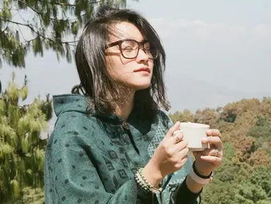 Twindy merupakan aktris yang memiliki cukup banyak penggemar. Ia tampak menikmati suasana saat sedang di alam dengan memegang secangkir minuman di tangannya. Penampilannya dengan kacamata begitu menawan. (Liputan6.com/IG/@twindyrarasati)