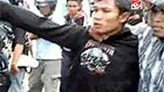 Unjuk rasa puluhan mahasiswa di kantor Kejari Dompu, NTB, berunjuk bentrokan. Seorang mahasiswa patah tangannya dalam baku hantam dengan polisi. 