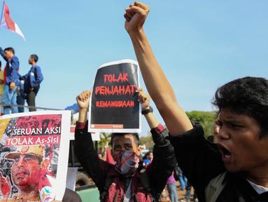 Massa dari Aliansi Indonesian Society for Humanity (ISFH) menggelar aksi di depan Istana Negara, Jakarta, Kamis (3/9/2015). Massa menolak kedatangan Presiden Mesir ke Indonesia terkait pelanggaran HAM dan demokrasi di Mesir. (Liputan6.com/Faizal Fanani)