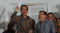 Presiden terpilih Joko Widodo dan Jusuf Kalla di Rumah Transisi saat mengumumkan postur kabinet (Liputan6.com/Herman Zakharia)