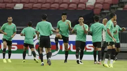 Pemain Timnas Indonesia, Fachrudin Aryanto, melakukan pemanasan saat latihan jelang laga Piala AFF 2018 di Stadion Nasional, Singapura, Kamis (8/11). Singapura akan melawan Timnas Indonesia. (Bola.com/M. Iqbal Ichsan)